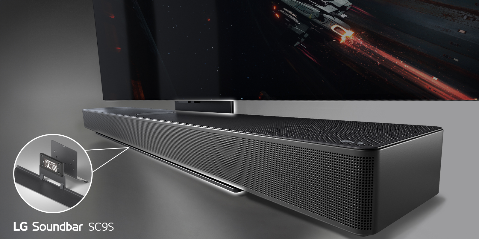 Vue diagonale du téléviseur LG OLED série C et de la barre de son SC9S. La barre de son SC9S est munie de détails brillants pour mettre en évidence le support WOW. Dan le coin inférieur gauche, les images du support WOW sont agrandies.