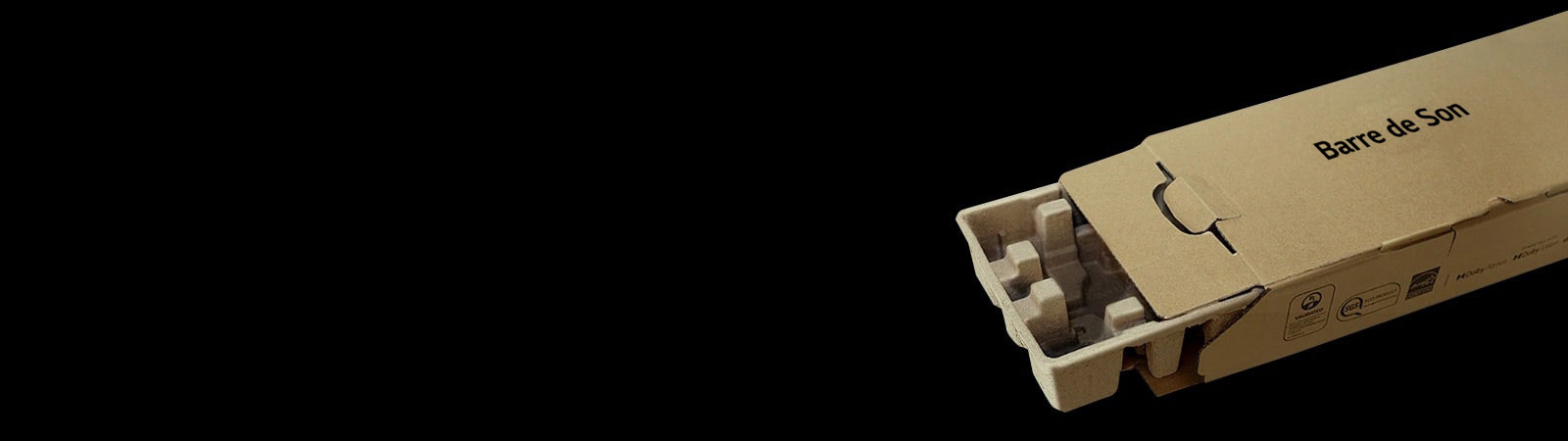 Le bo?tier de la barre de son est placé sur le c?té droit de l’image, ouvert pour montrer le matériau de remplissage en mousse EPS.