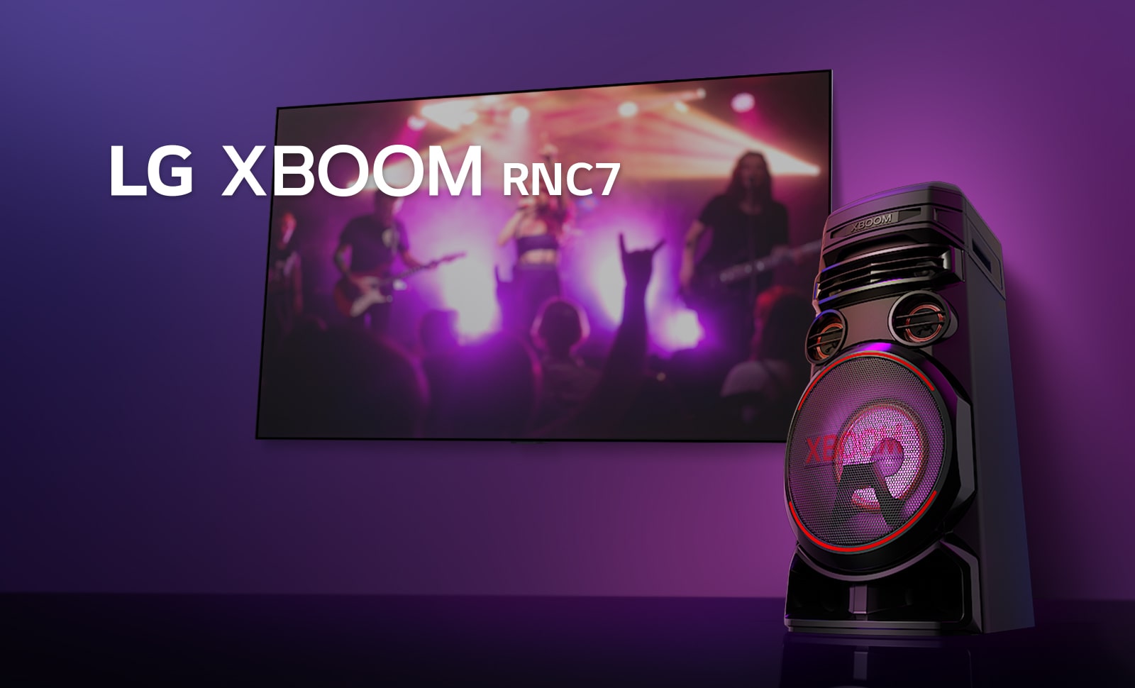 Vue en contreplongée du c?té droit de l’enceinte LG XBOOM RNC7 sur fond violet. L’éclairage du XBOOM est également violet. Et un écran de télévision diffuse un concert.
