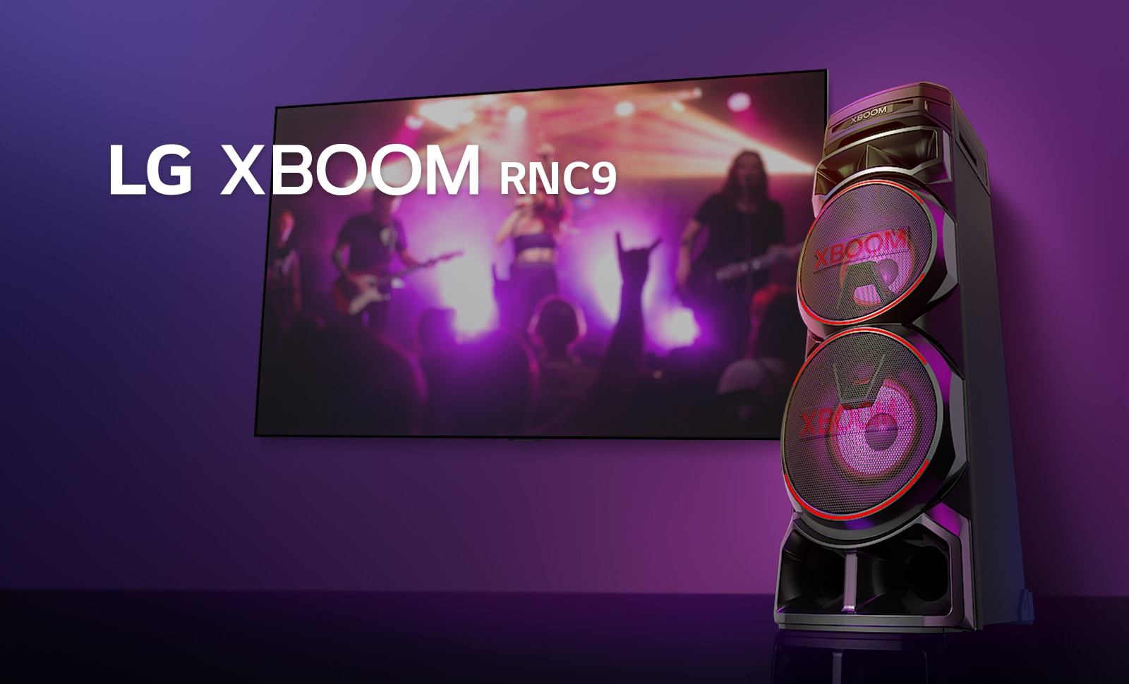 Vue en contreplongée du c?té droit de l’enceinte LG XBOOM RNC9 sur fond violet. L’éclairage du XBOOM est également violet. Et un écran de télévision diffuse un concert.