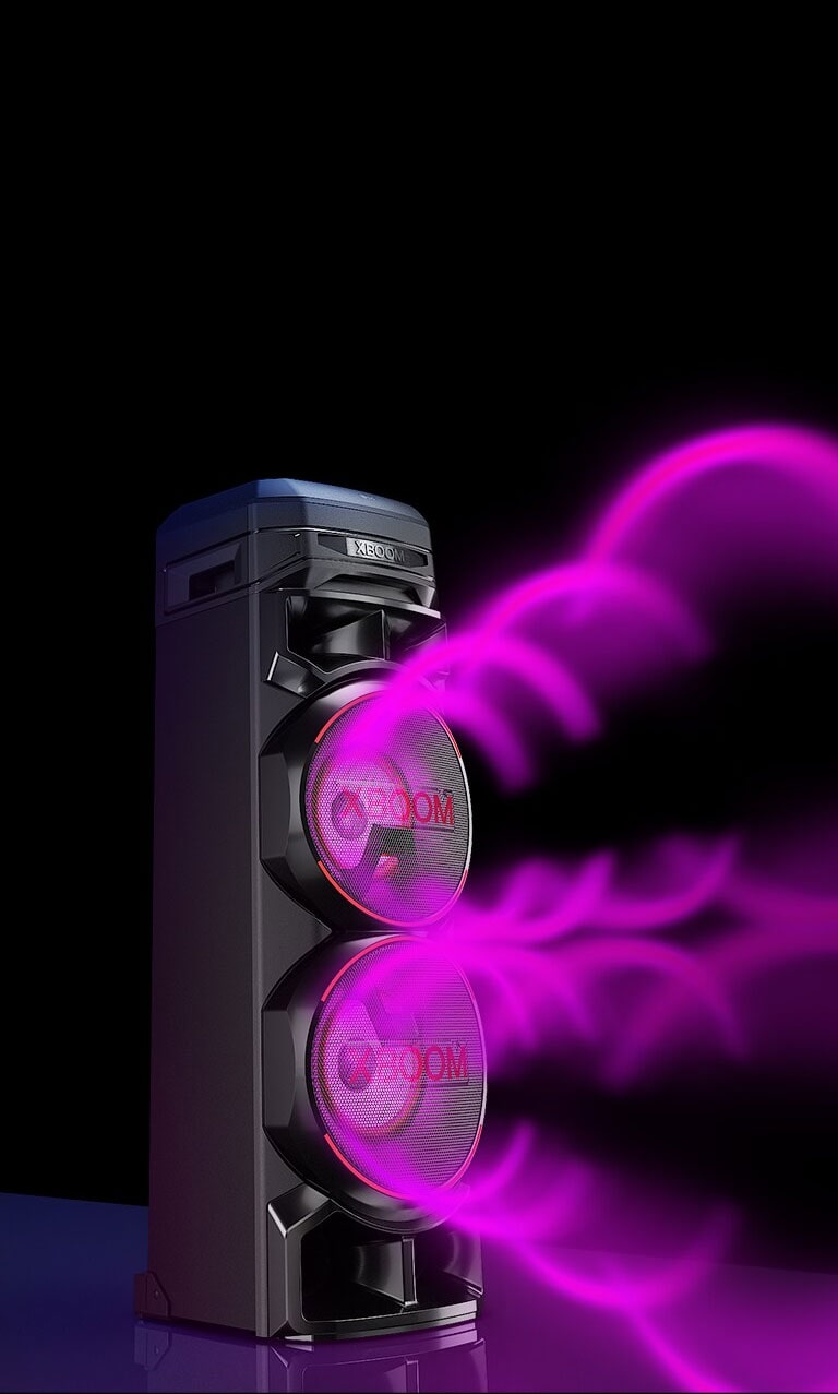 LG XBOOM RNC9 avec le c?té gauche vers l’avant sur un fond noir. Le graphique représentant un son circulaire violet sortant des caissons de basse. 