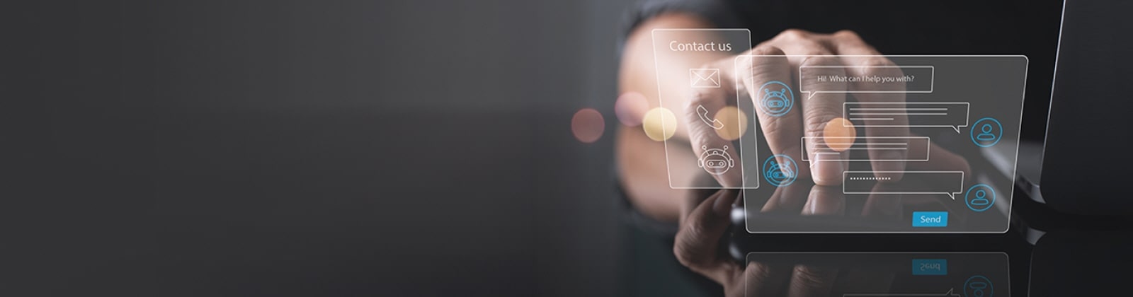 Deux fenêtres hologrammes virtuelles pour le Tchat et Nous contacter flottant à c?té de l’ordinateur portable et des mains sont placées derrière elles.