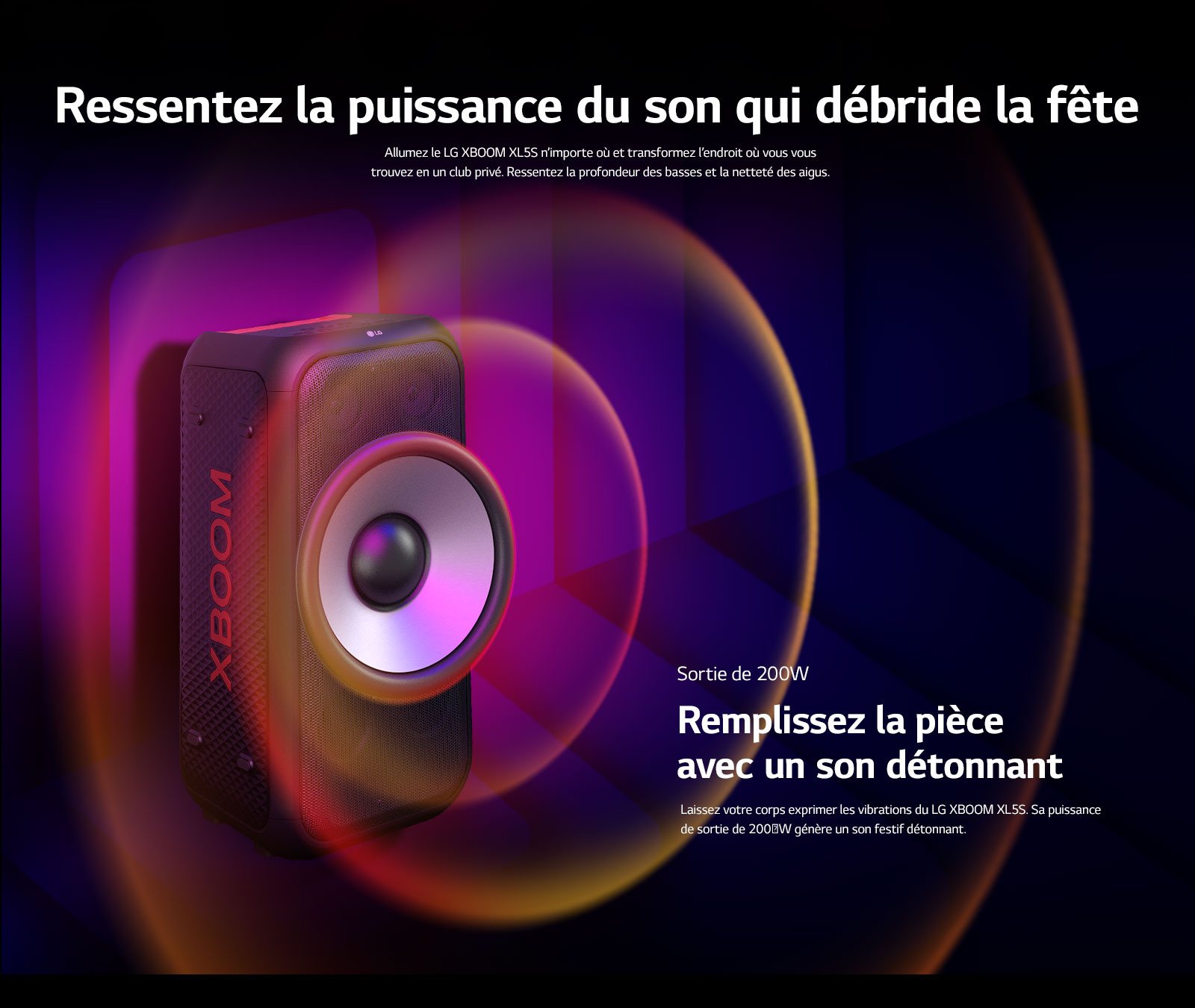 Le LG XBOOM XL5S est placé dans un espace infini. Des représentations de signal carré sont projetées sur le mur Au milieu du haut-parleur, un caisson de basses géant de 6.5 pouces est agrandi pour insister sur la puissance sonore de 200 W. Des vagues sonores sortent du caisson de basses.