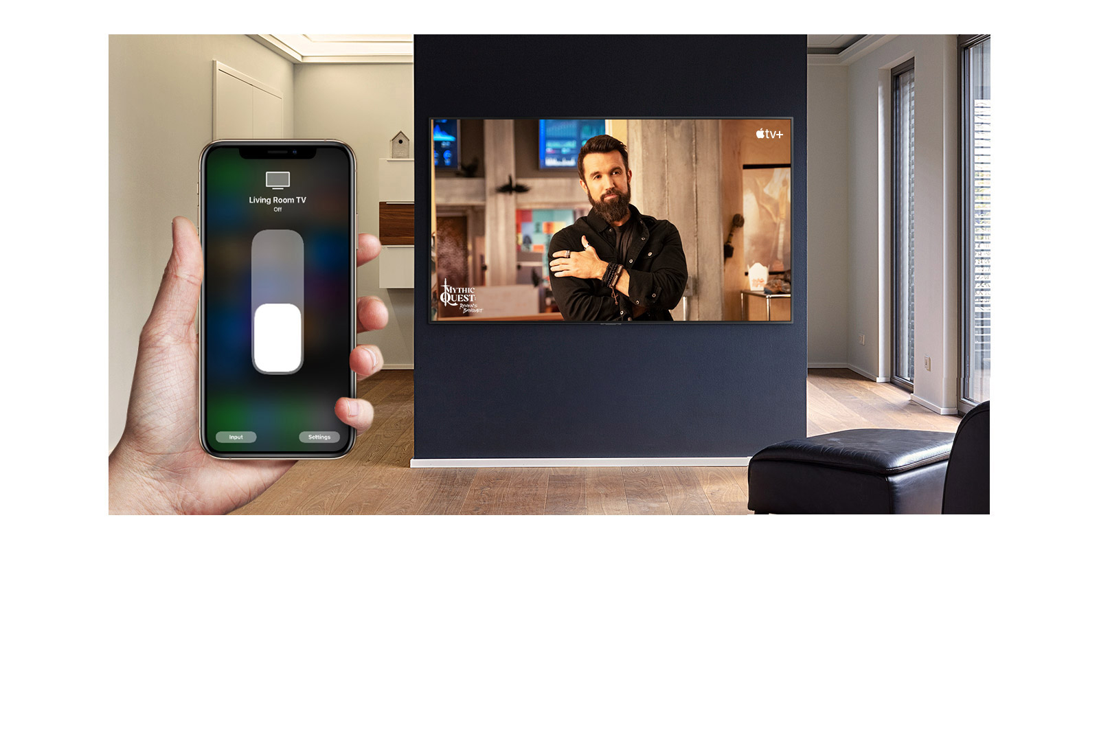 Gros plan d’une main contr?lant le téléviseur avec un iPhone et du téléviseur affichant un contenu Apple TV+