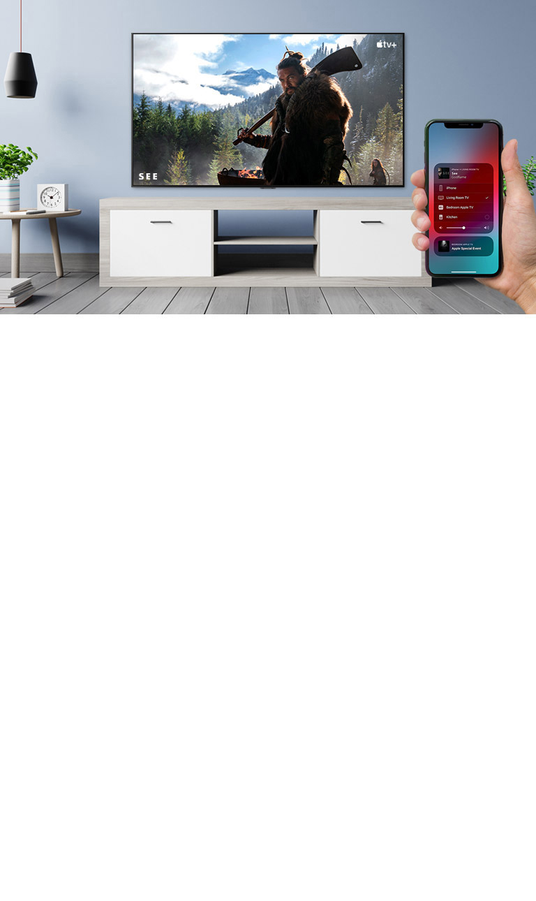 Gros plan d’une main contr?lant le téléviseur avec un iPhone et du téléviseur affichant un contenu Apple TV+