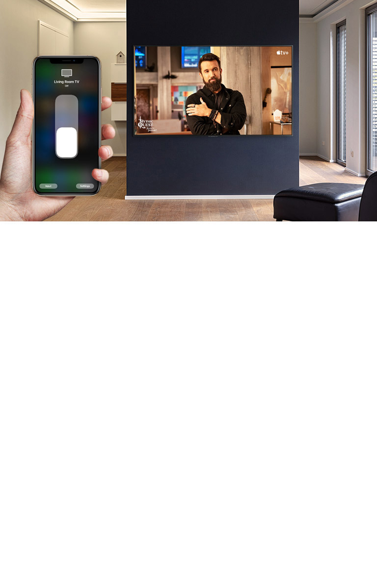 Gros plan d’une main contr?lant le téléviseur avec un iPhone et du téléviseur affichant un contenu Apple TV+