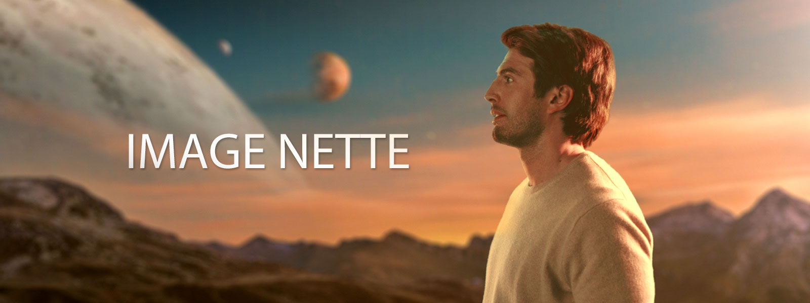 Un homme debout sur une planète regarde dans une direction. Puis, le texte ? IMAGE NETTE ? appara?t sur l’image.