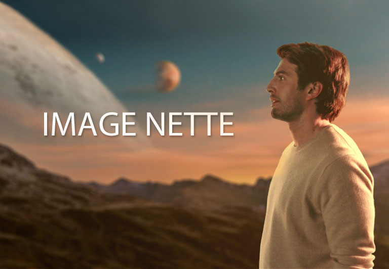 Un homme debout sur une planète regarde dans une direction. Puis, le texte ? IMAGE NETTE ? appara?t sur l’image.