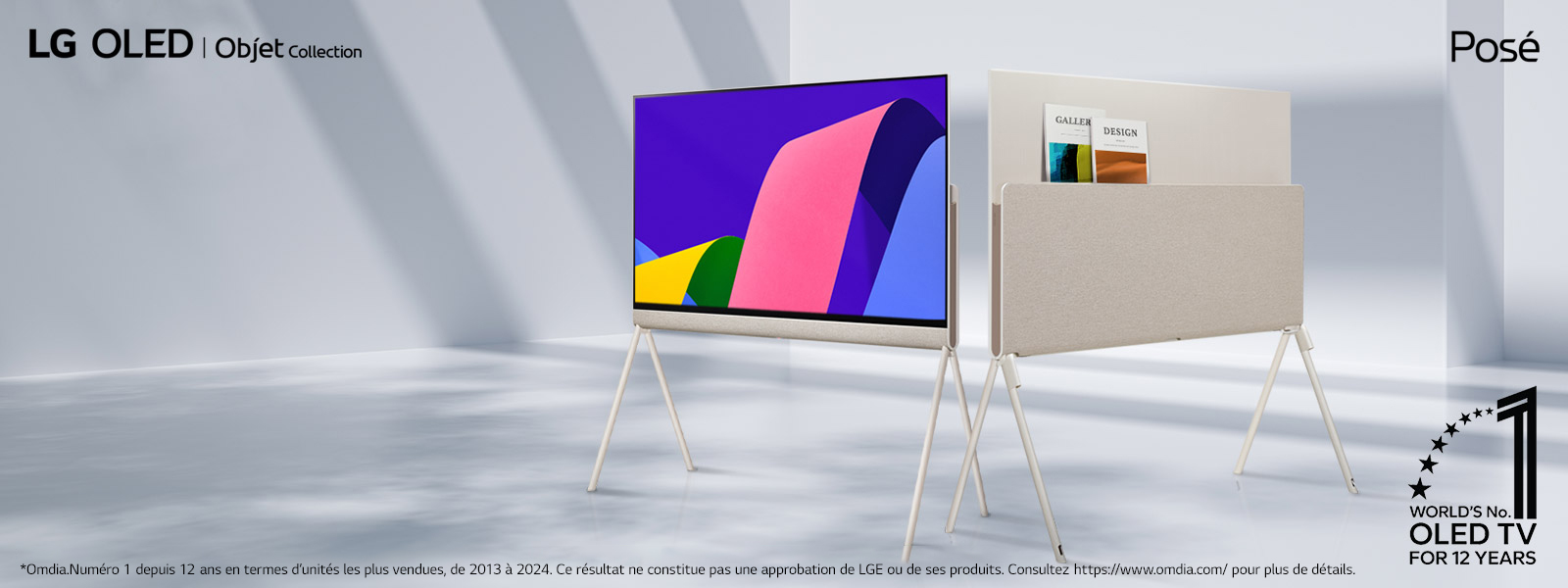 Deux TVs LG OLED Posé dans un espace élégant et minimaliste. Une TV présente la face avant du produit avec une ?uvre d’art à l’écran. L’autre TV présente le c?té arrière qui dispose d’une solution de stockage bien con?ue. On peut voir quelques magazines à l’arrière. L’emblème OLED TV numéro 1 dans le monde depuis 12 ans figure dans un coin. Les logos des produits LG OLED Objet Collection et Posé sont également visibles.
