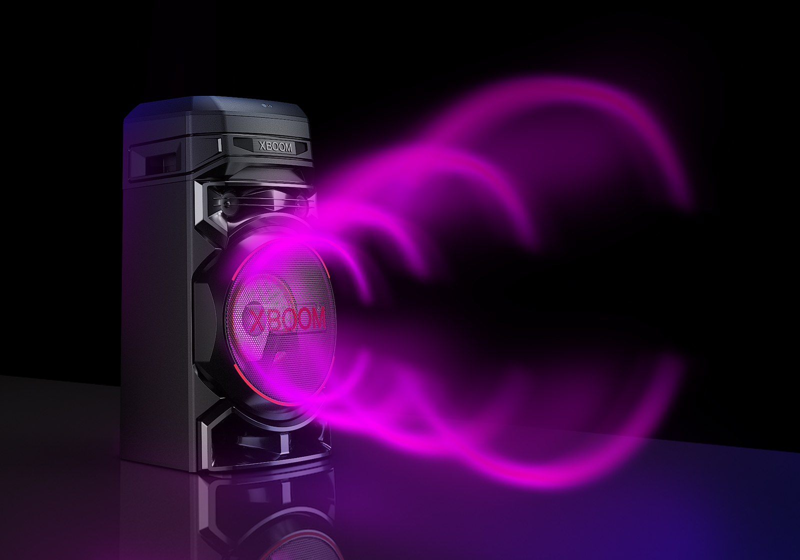 LG XBOOM RNC5 avec le c?té gauche vers l’avant sur un fond noir. Le graphique représentant un son circulaire violet sortant des caissons de basse.