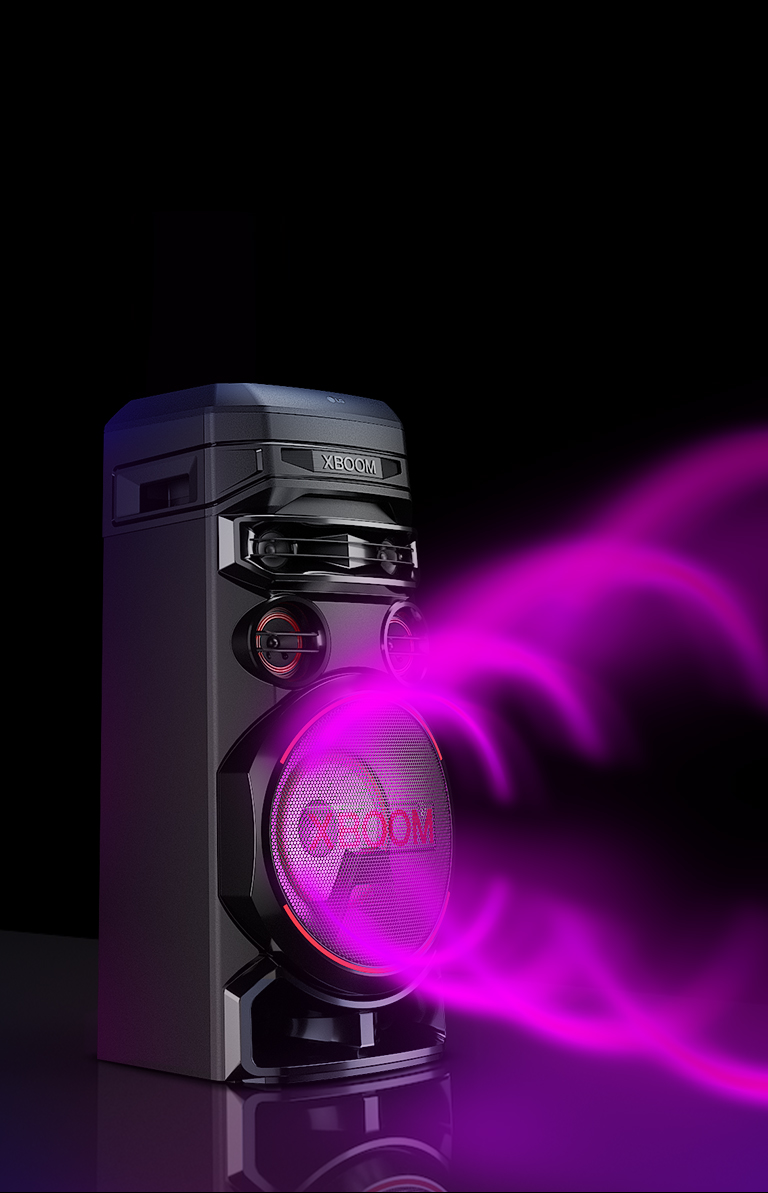 LG XBOOM RNC5 avec le c?té gauche vers l’avant sur un fond noir. Le graphique représentant un son circulaire violet sortant des caissons de basse.