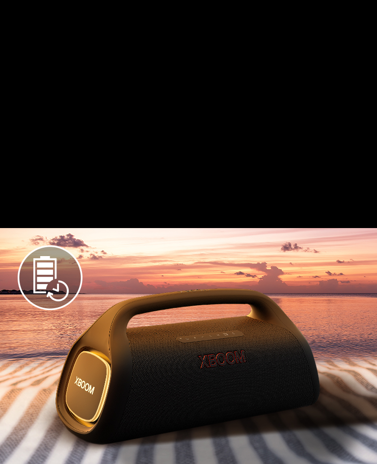 L’enceinte est posée sur une serviette de plage. Devant l’enceinte, le soleil se couche pour illustrer le fait qu’elle peut jouer de la musique pendant longtemps.