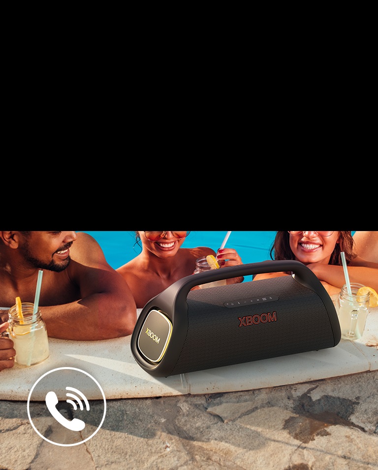 La LG XBOOM GO XG9 est posée à c?té de la piscine. Dans la piscine, trois personnes parlent à travers l’enceinte.