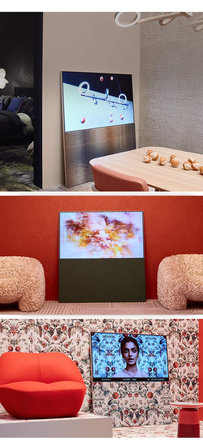 La première image montre Easel appuyé contre le mur d’une pièce de couleur neutre sur laquelle est réalisée une ?uvre d’art abstraite mettant en exergue des balles de baseball sur un écran. à travers l’écran, on aper?oit une table en bois sur laquelle figurent également des balles de baseball. 	 à l’extrême droite de l’image, on aper?oit Easel appuyé contre un mur avec des motifs floraux et une palette de couleurs rouge et vert. L’image d’une femme dans le même décor que le mur tout autour apparait sur l’écran. Le stand d’une texture en tissu présente également les mêmes motifs. à c?té de la télévision, on remarque un canapé une place rouge. à l’extrême gauche de l’image, on voit Easel appuyé contre un mur texturé couleur terre-cuite. Une image abstraite de couleur rouge, orange et violet envahit l’écran. Des deux c?tés de la télévision, des canapés une place texturés de couleur beige sont installés.