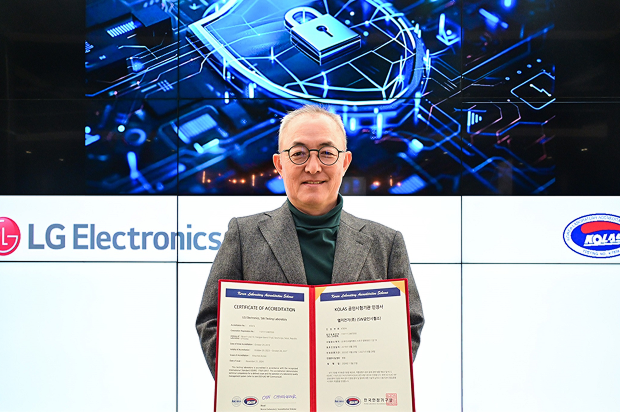 Un dirigeant de LG Electronics détient un certificat d'accréditation en cybersécurité, avec un graphique de sécurité numérique en arrière-plan