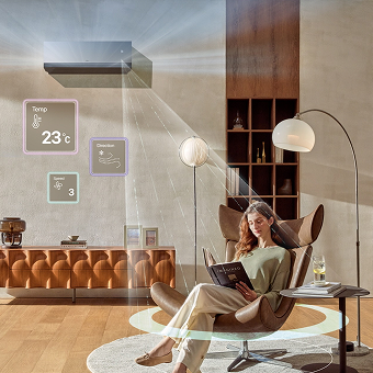 Une femme se détend dans un salon intelligent tandis que le climatiseur LG AI ajuste automatiquement la température, le débit d'air et l'humidité
