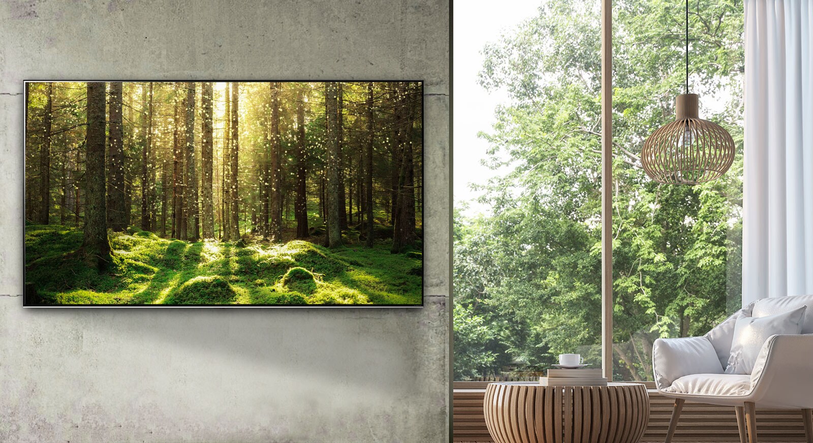 Un televisor grande de pantalla plana montado en una pared gris junto a una ventana que va del suelo al techo y con un mobiliario de madera natural. La pantalla muestra la escena de un bosque con una luz que brilla entre los árboles.