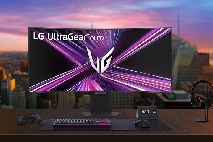 Moniteur LG UltraGear OLED installé sur un bureau de jeu dans une pièce moderne.