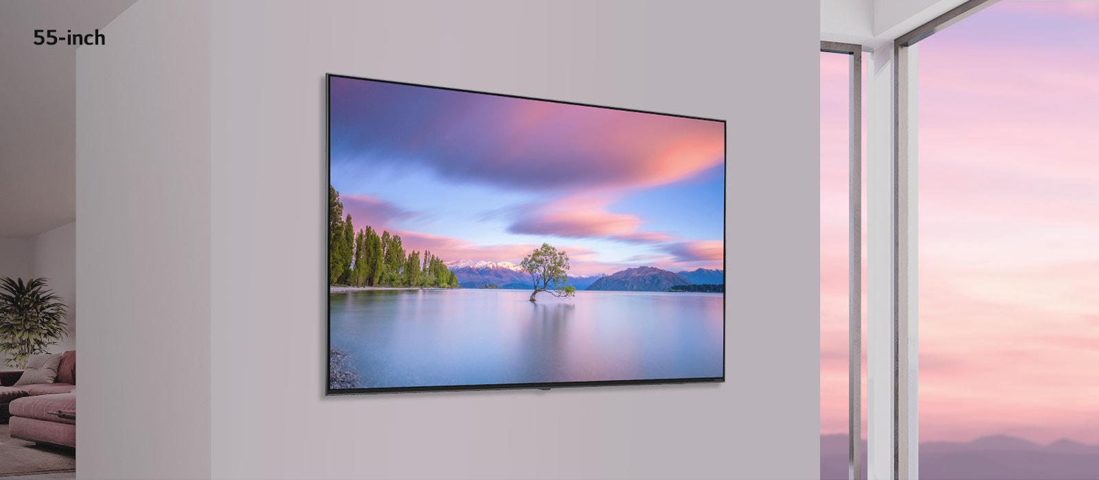 Une scène montré sur une TV plat monté sur un mur blanc. Au fur et à mesure que l'image défile d'un c?té à l'autre, l'image passe d'un téléviseur de 55 pouces à 86 pouces