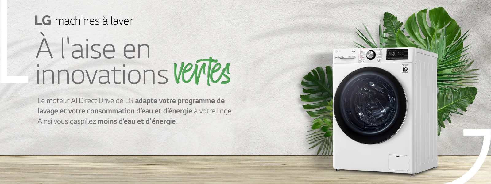 Une image montre une femme souriant et tenant une chemise blanche propre. à c?té d’elle se trouve une vue avant d’un lave-linge LG. Il y a une bulle devant le lave-linge contenant le logo AI DD. L’image d’arrière plan est du lin blanc dans une eau savonneuse. Au dessus de ?a, il y a le logo SMotion et en dessous de lui se trouve les 6 mouvements représentés par des lignes et des flèches.