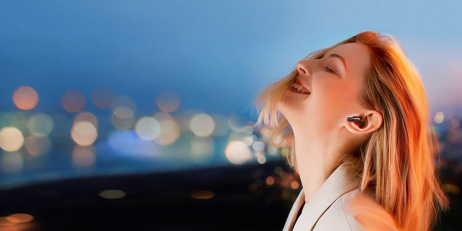 En arrière-plan de la phrase ? Rafra?chissez votre écoute ?, une femme portant TONE Free sur fond de vue nocturne de la ville est immergée dans la musique.