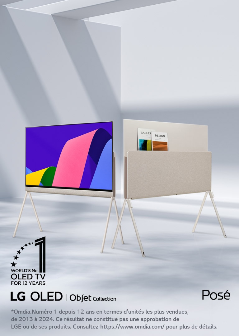 Deux TVs LG OLED Posé dans un espace élégant et minimaliste. Une TV présente la face avant du produit avec une ?uvre d’art à l’écran. L’autre TV présente le c?té arrière qui dispose d’une solution de stockage bien con?ue. On peut voir quelques magazines à l’arrière. L’emblème OLED TV numéro 1 dans le monde depuis 12 ans figure dans un coin. Les logos des produits LG OLED Objet Collection et Posé sont également visibles.