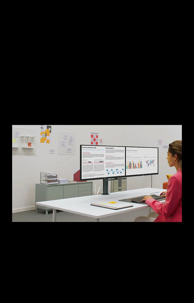 Scène d’un employé de bureau avec le double moniteur Ergo