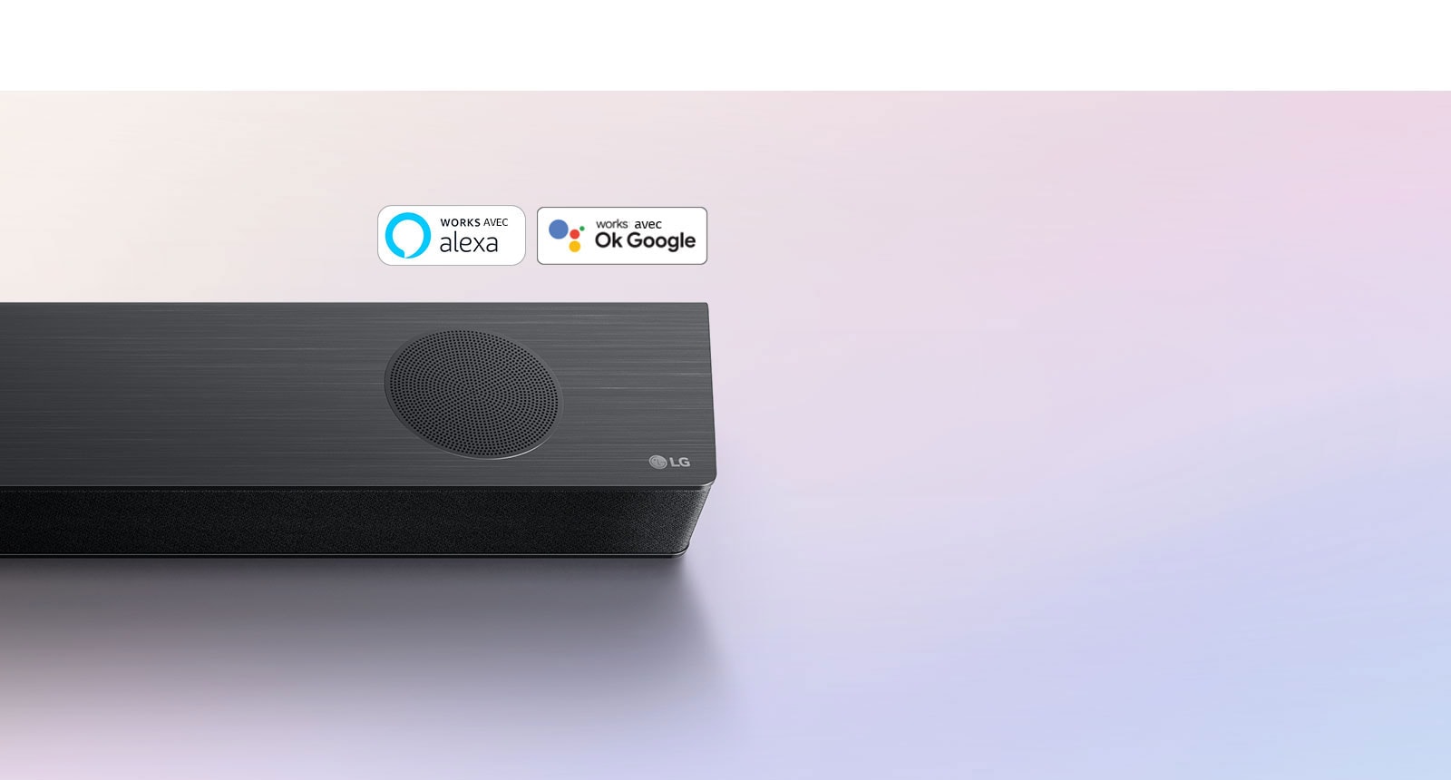 La barre de son LG est installée au sol, affichant le logo LG dans le coin droit de la barre de son. Le logo Alexa et les logos OK GOOGLE sont placés sur la barre de son.