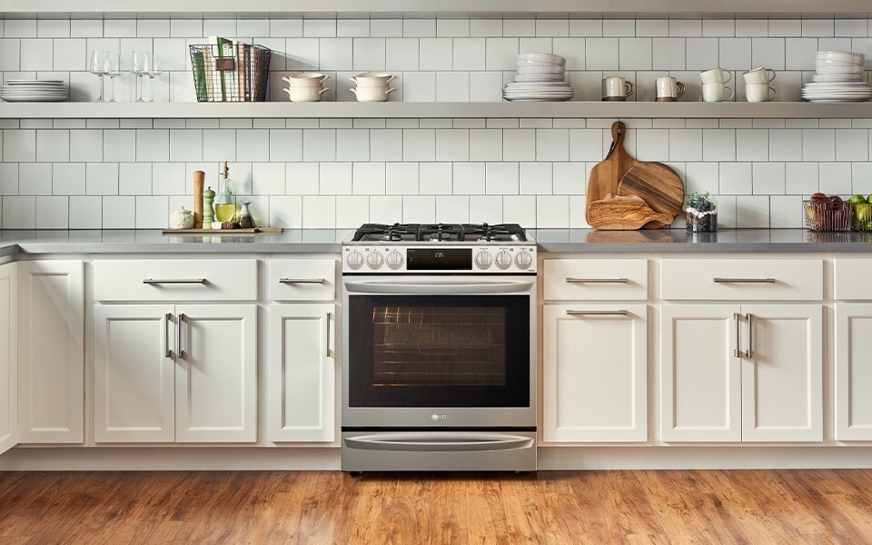 Le four Instaview dans une cuisine, présenté par LG au CES 2021