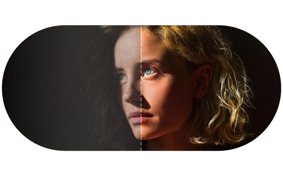 Le visage d'une femme projeté sur un téléviseur LG OLED evo avec AI Upscaling inclut la conversion ascendante du contenu 2K ou 4K vers 8K 