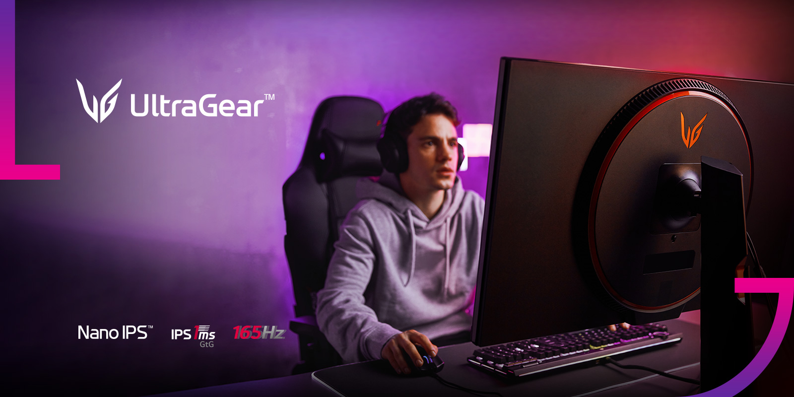 С LG UltraGear? монитор геймърът се фокусира върху играта.
