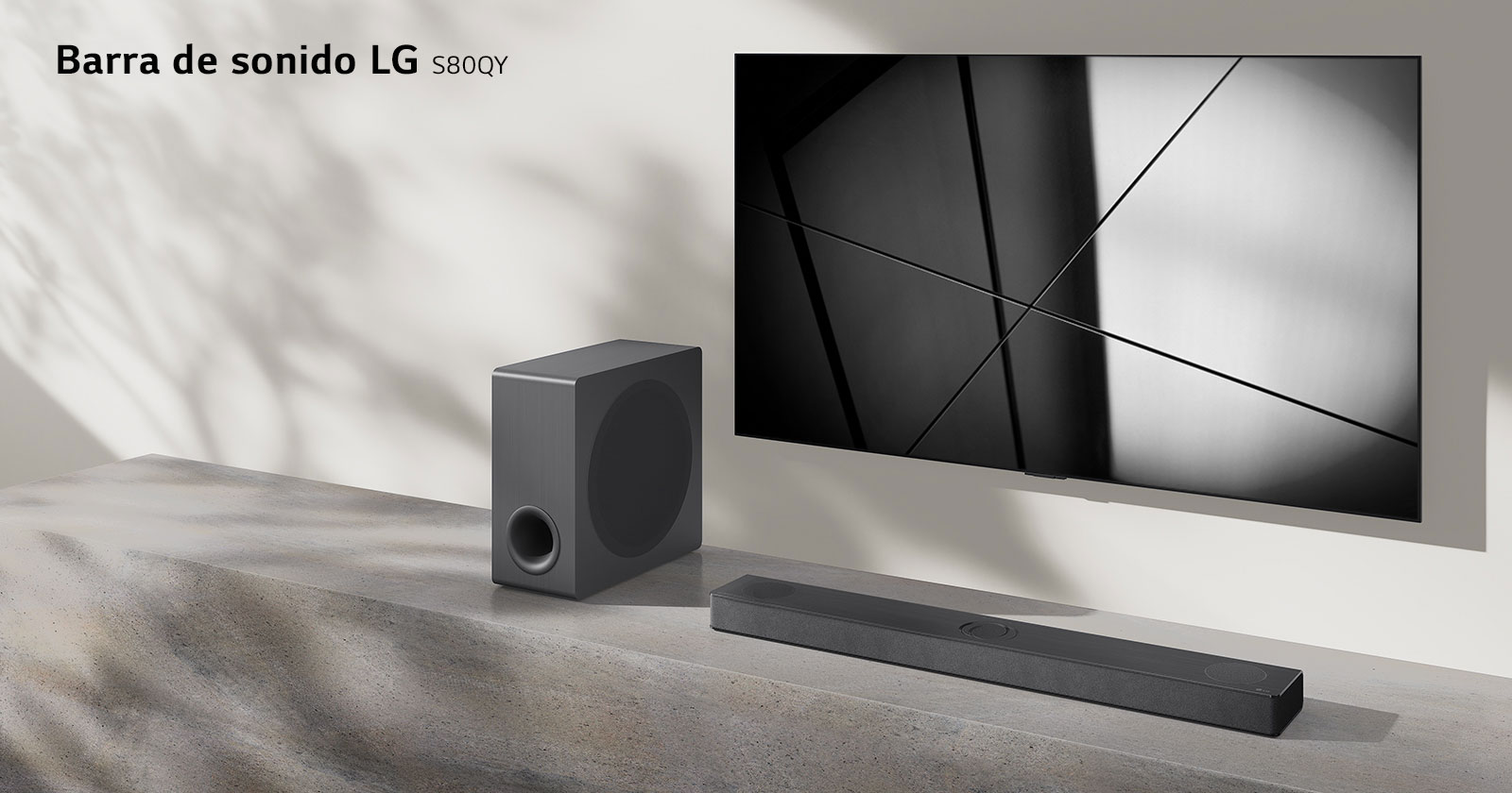 La barra de sonido LG S80QY y el televisor LG están juntos en la sala de estar. El televisor está encendido y muestra una imagen en blanco y negro.