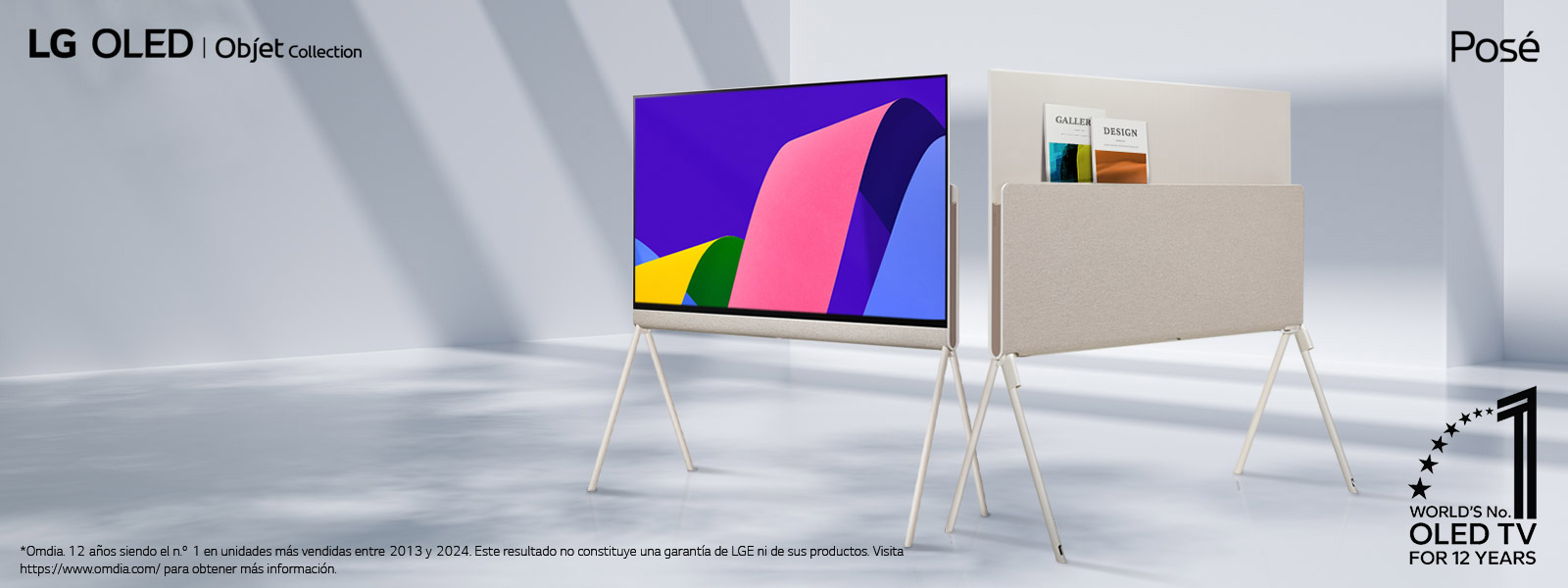 Dos televisiones LG OLED Posé en un espacio elegante y minimalista. Una de las televisiones muestra el frente del producto con una obra de arte en la pantalla. La otra televisión muestra su parte trasera, que cuenta con una solución de almacenamiento bien dise?ada. Se pueden ver un par de revistas en la parte de atrás. El emblema de “OLED TV, n.o 1 del mundo durante 12 a?os” aparece en una esquina. También se pueden ver los logotipos de los productos LG OLED Objet Collection y Posé.