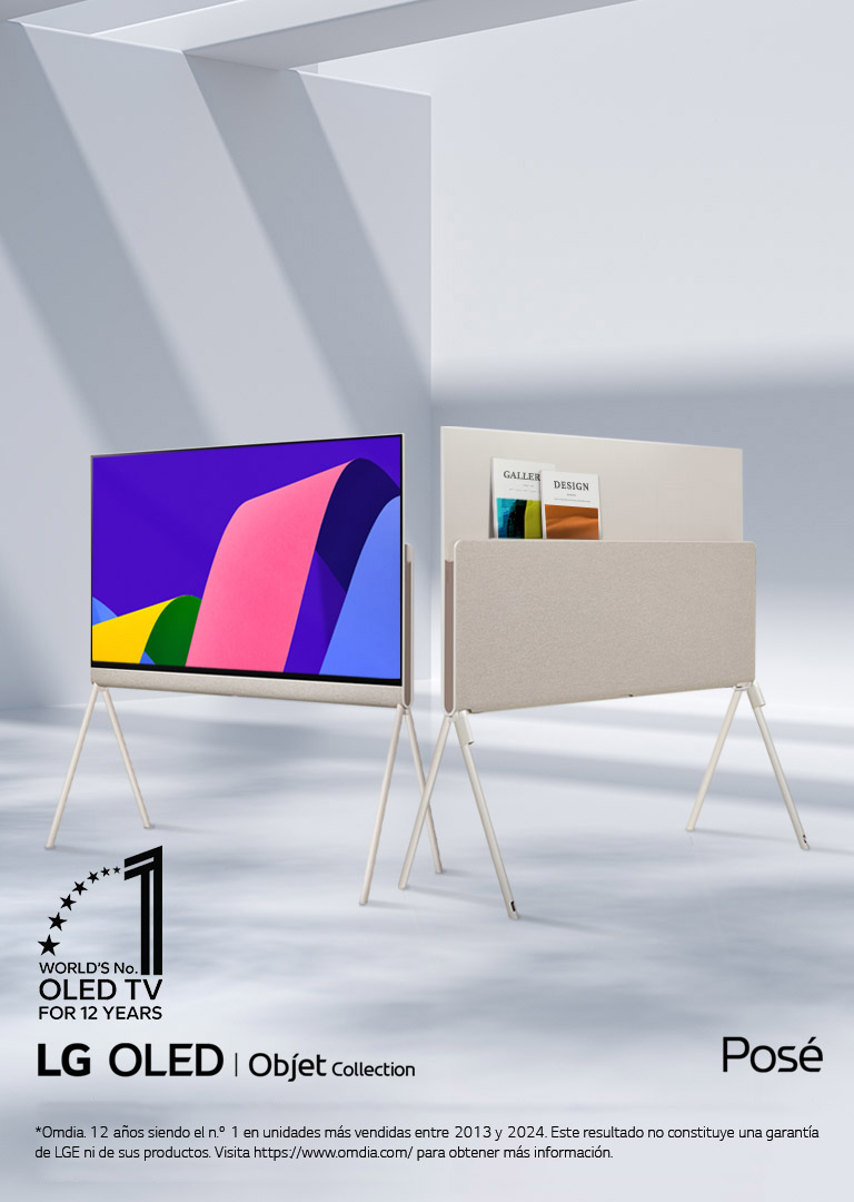 Dos televisiones LG OLED Posé en un espacio elegante y minimalista. Una de las televisiones muestra el frente del producto con una obra de arte en la pantalla. La otra televisión muestra su parte trasera, que cuenta con una solución de almacenamiento bien dise?ada. Se pueden ver un par de revistas en la parte de atrás. El emblema de “OLED TV, n.o 1 del mundo durante 12 a?os” aparece en una esquina. También se pueden ver los logotipos de los productos LG OLED Objet Collection y Posé.