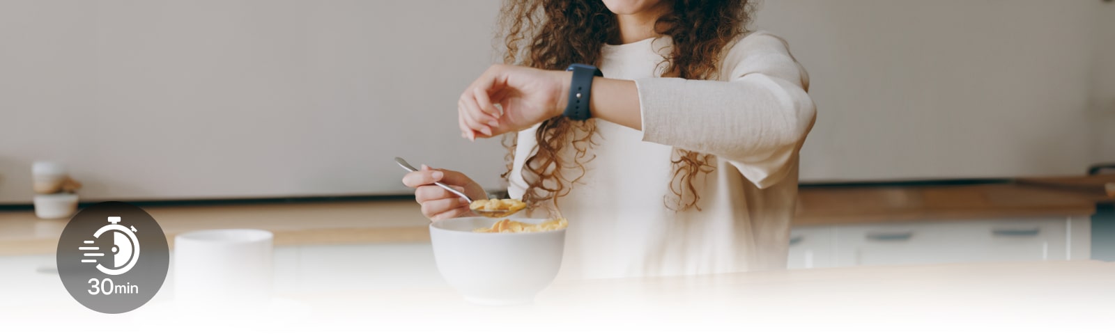Una mujer en la mesa mira su reloj durante una comida ligera. Y un icono con 30 minutos escritos en él.