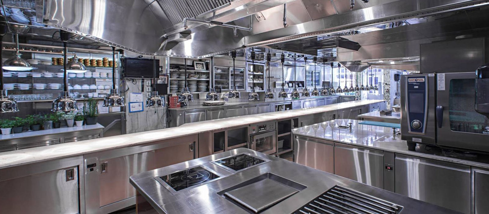 Para garantizar un buen confort y calidad de aire en cocinas y restaurantes con sistemas de aire acondicionado comercial, es esencial considerar los siguientes factores: