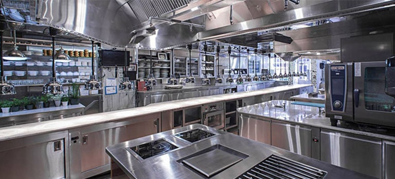 Para garantizar un buen confort y calidad de aire en cocinas y restaurantes con sistemas de aire acondicionado comercial, es esencial considerar los siguientes factores: