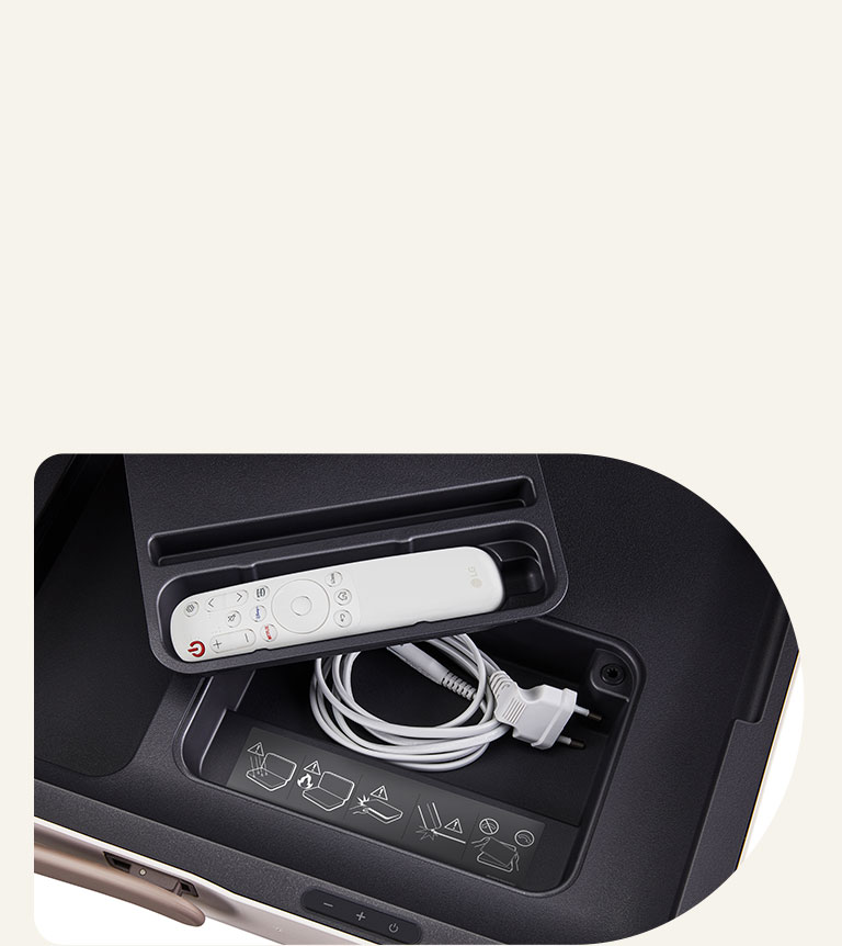 Primer plano del LG StanbyME Go, que muestra los compartimentos integrados. Un control remoto LG se coloca dentro del compartimiento más peque?o y el cable de alimentación se encuentra debajo.