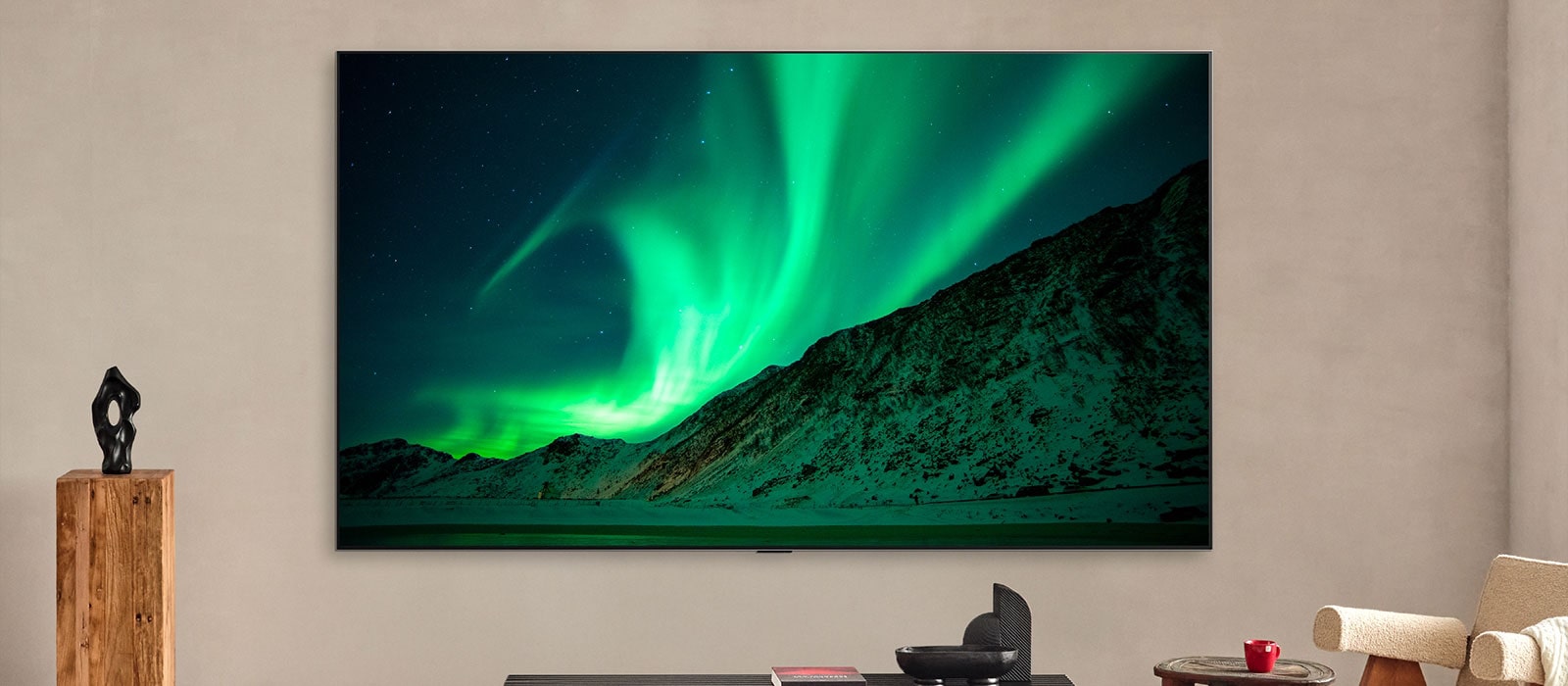 LG TV en una moderna sala de estar durante el día. La etiqueta dice: “Día”. AI Brightness Control garantiza que la imagen de la aurora boreal en la TV se muestre con el nivel de brillo perfecto para la luz de la habitación. 