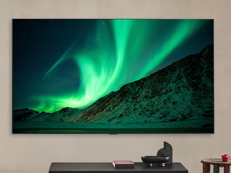 LG TV en una moderna sala de estar durante el día. La etiqueta dice: “Día”. AI Brightness Control garantiza que la imagen de la aurora boreal en la TV se muestre con el nivel de brillo perfecto para la luz de la habitación. 