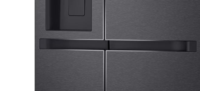 El dise?o de la manija del refrigerador acentuado con líneas blancas degradadas.