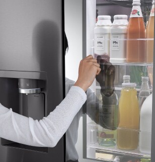 Persona tocando dos veces la puerta del frigorífico multi-puerta LG para ver el interior sin abrirla, mostrando la tecnología InstaView?.