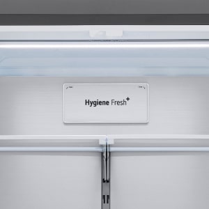 Vista interior del frigorífico LG de varias puertas con el logotipo de Hygiene Fresh+ ?.