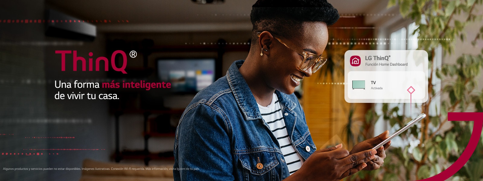 Una se?ora maneja su televisor LG a través de la app LG ThinQ en su celular. ThinQ, una forma más inteligente de vivir tu casa.