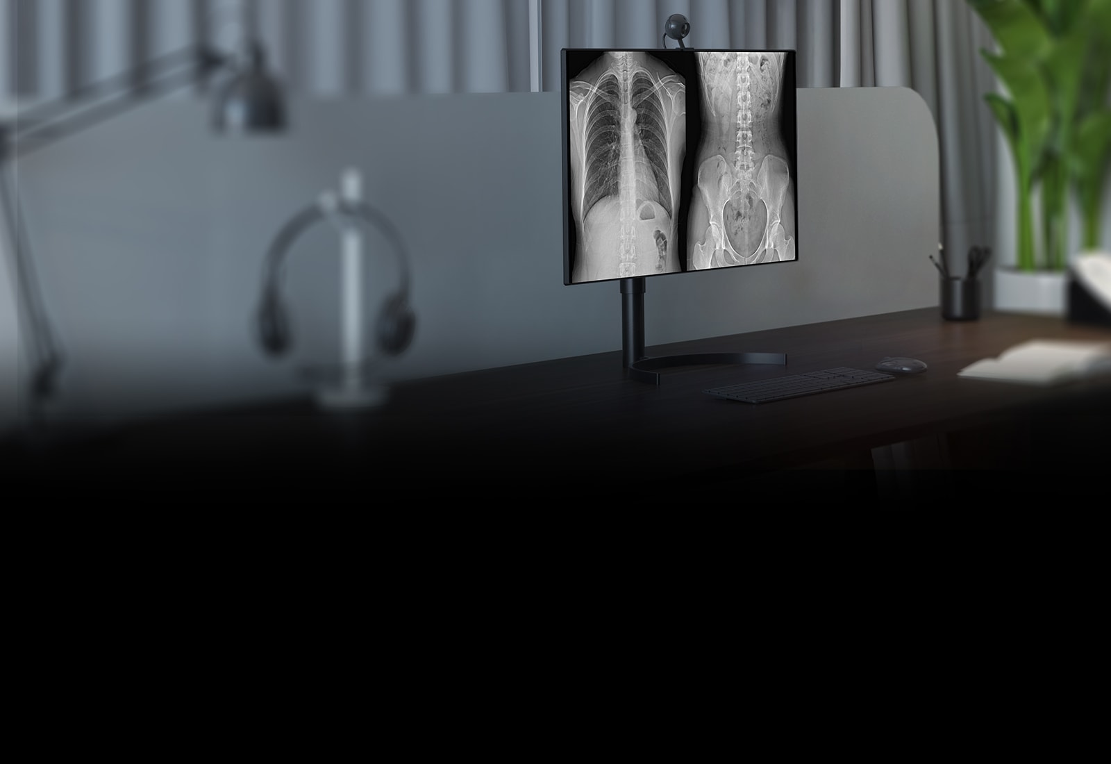 32HL512D monitor is on the desk for teleradiology and show bullet features