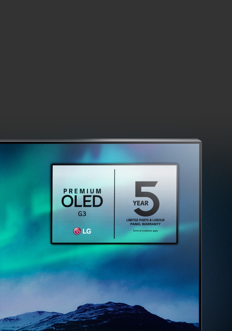 LG OLED電視上正在播放北極光的影像。電視的頂部角落以黑色背景顯示，仿佛天空中的光芒持續在變化。電視屏幕上還顯示了五年面板保修的標志。