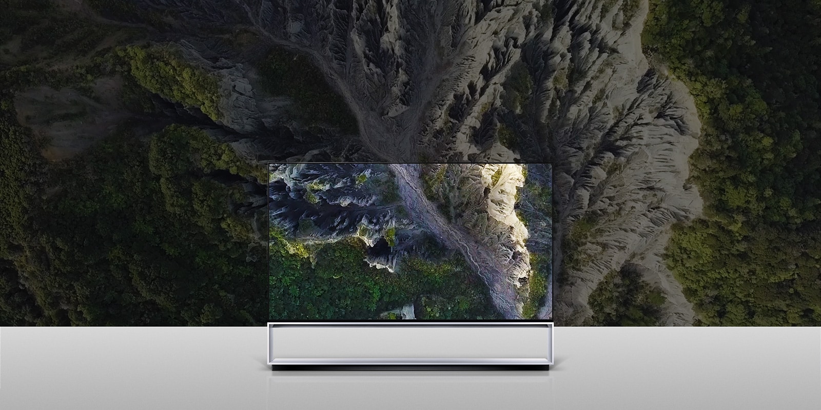 屏幕上方充滿峽谷的LG SIGNATURE OLED TV Z9圖像。