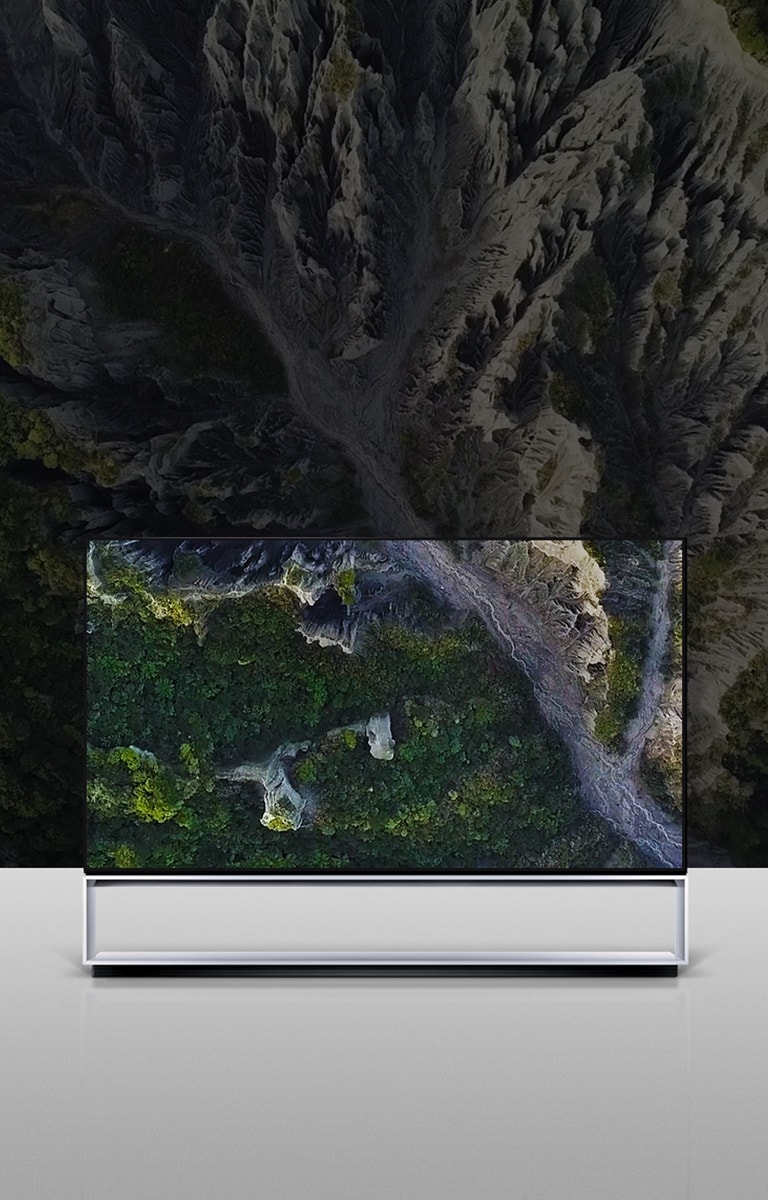 屏幕上方充滿峽谷的LG SIGNATURE OLED TV Z9圖像。