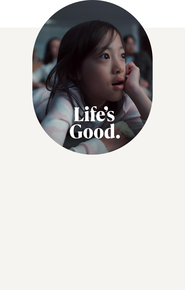 一位小女孩一臉驚訝地看著 LG OLED T
