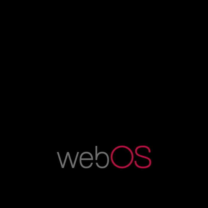 Animierte Sequenz des LG Smart TV mit webOS-Logo, gefolgt von der Typografie ?Watch“, ?Play“ und ?Discover“, die mit dem LG webOS-Startbildschirm mit Streaming-Apps und -Kan?len endet